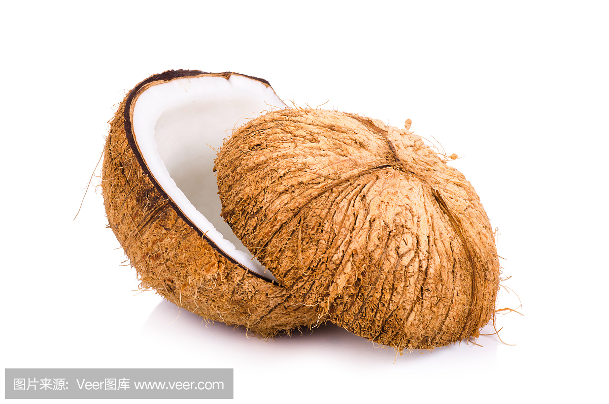 在白色背景上把椰子切成兩半