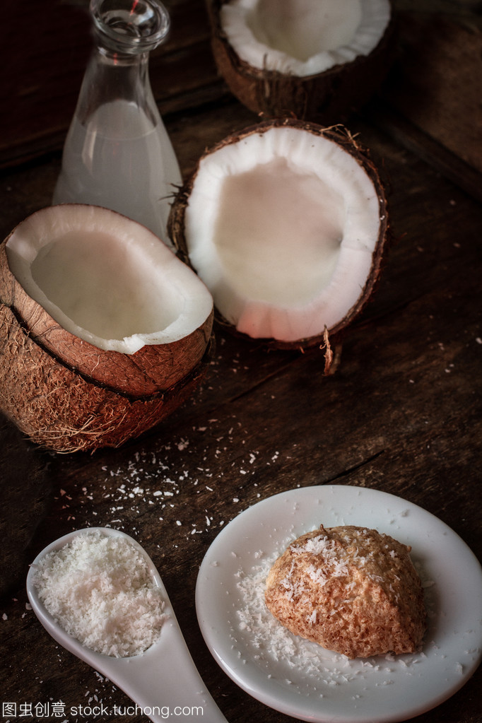 破碎的椰子。對(duì)印度食品美味的水果